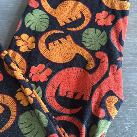 LulaRoe leggings - dinosaur design. One size. Excellent condition - Picture 2 of 2